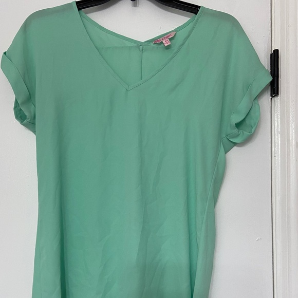 Candie's Tops - Light weight shirt perfect for summer